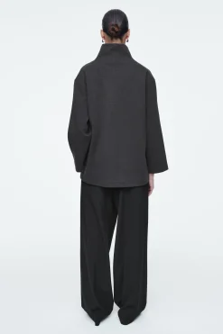 Online COS OVERSIZE'OWY TOP W JODEŁKĘ Z WYSOKIM KOŁNIERZEM