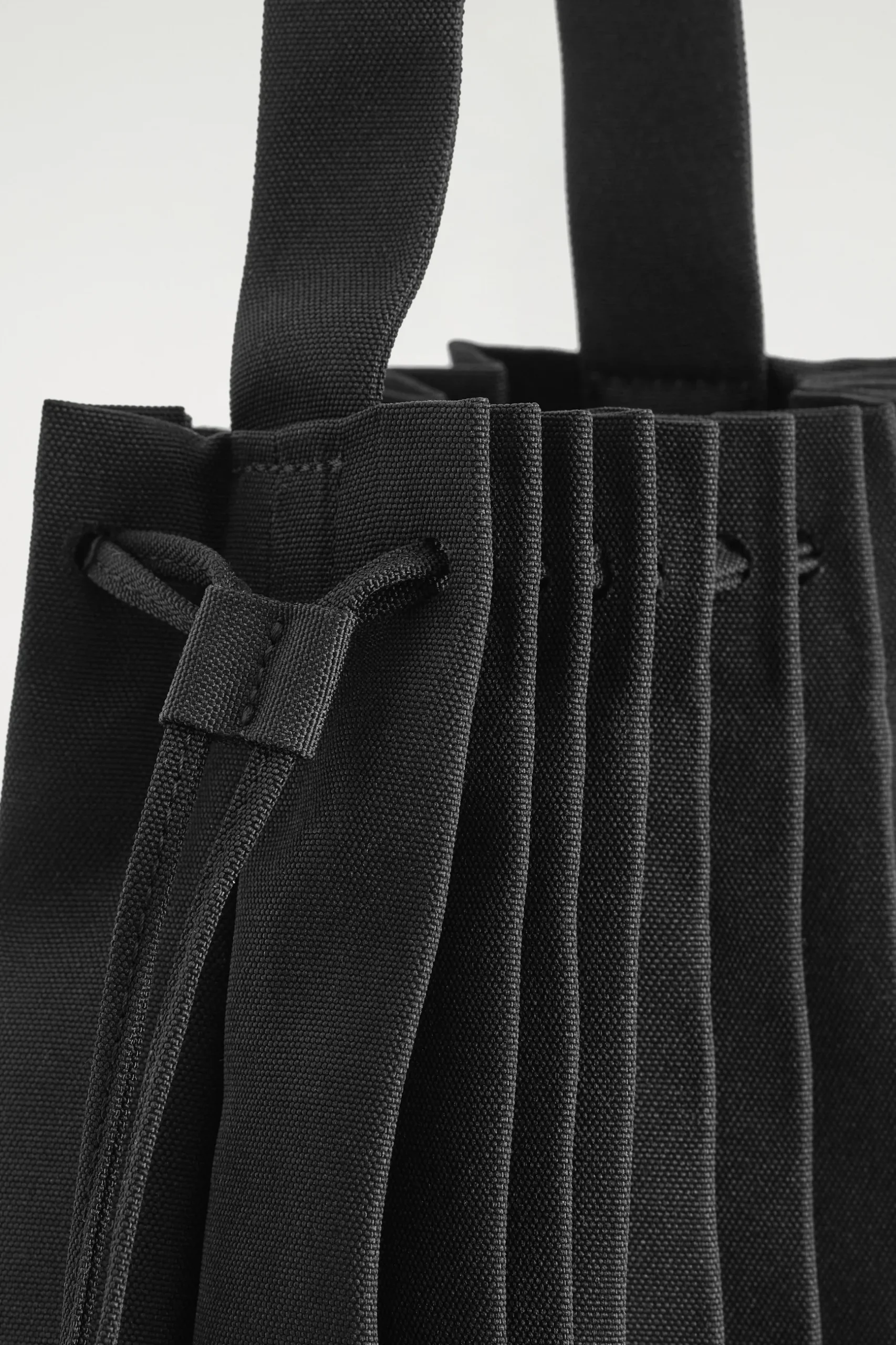 Hot COS PŁÓCIENNA TOREBKA „ACCORDION” TYPU TOTE Czarny