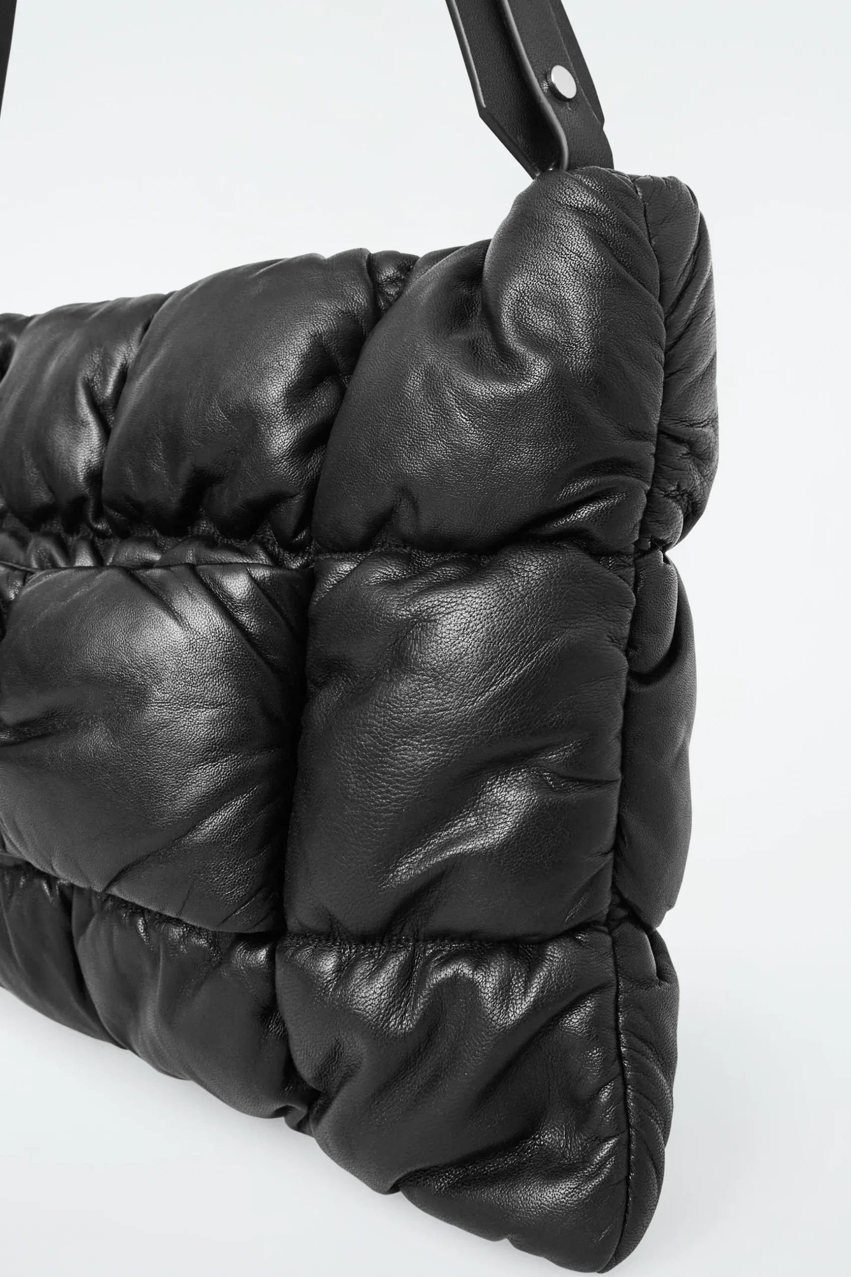 New COS PIKOWANA KOPERTÓWKA „PILLOW” ZE SKÓRY Czarny