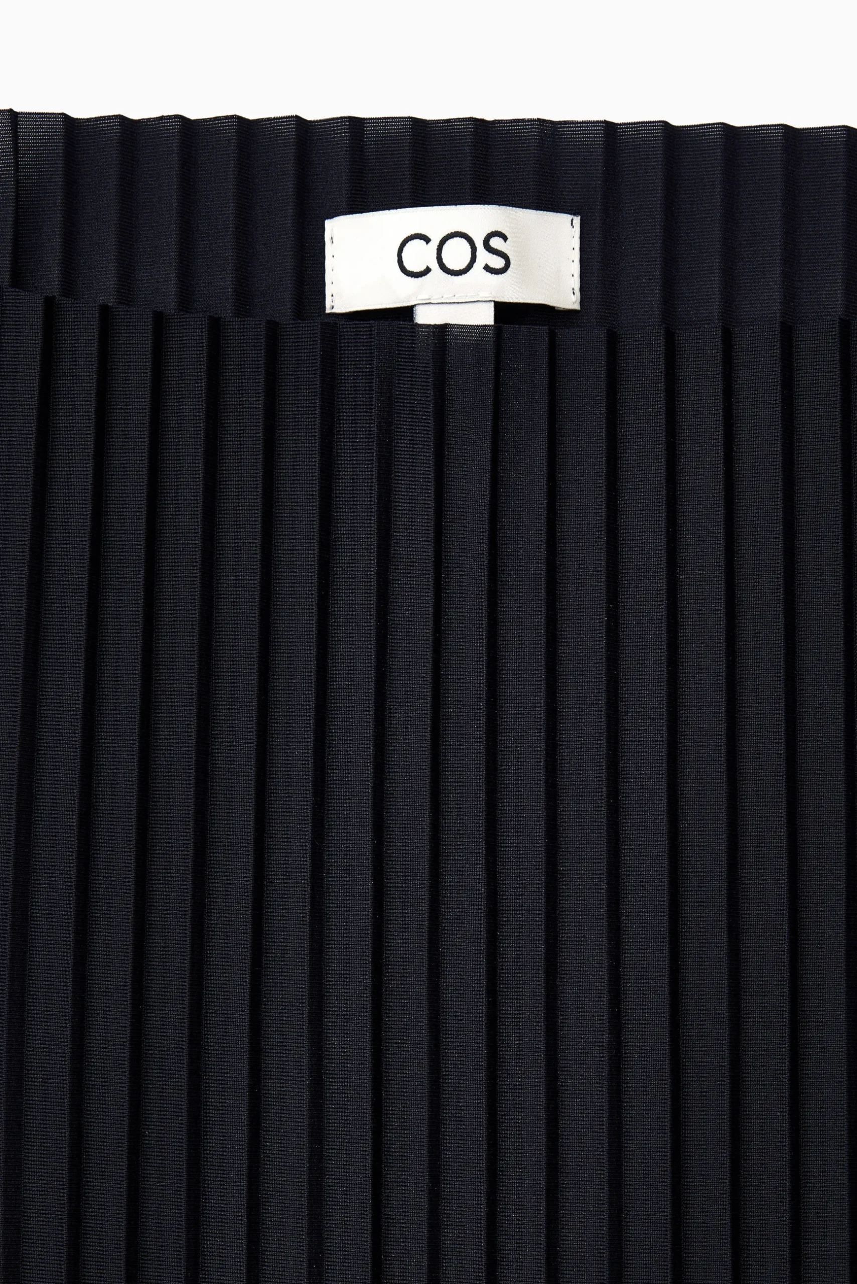 Outlet COS PLISOWANY TOP BEZ RĘKAWÓW