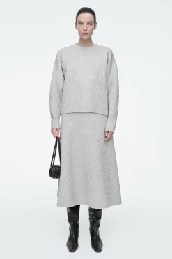 Online COS POŁYSKUJĄCY SWETER Z DZIANINY Z WEŁNĄ MERYNOSOWĄ