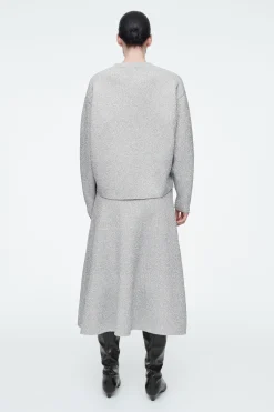 Online COS POŁYSKUJĄCY SWETER Z DZIANINY Z WEŁNĄ MERYNOSOWĄ