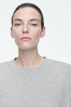 Online COS POŁYSKUJĄCY SWETER Z DZIANINY Z WEŁNĄ MERYNOSOWĄ