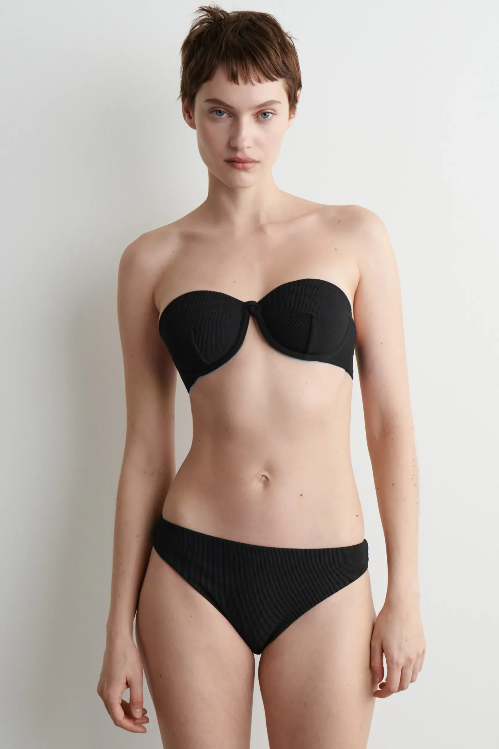 Sale COS PRĄŻKOWANA GÓRA OD BIKINI Z FISZBINAMI