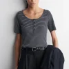Outlet COS PRĄŻKOWANA KOSZULKA HENLEY