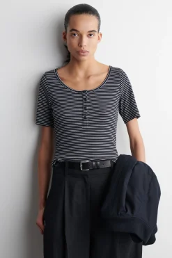 Outlet COS PRĄŻKOWANA KOSZULKA HENLEY