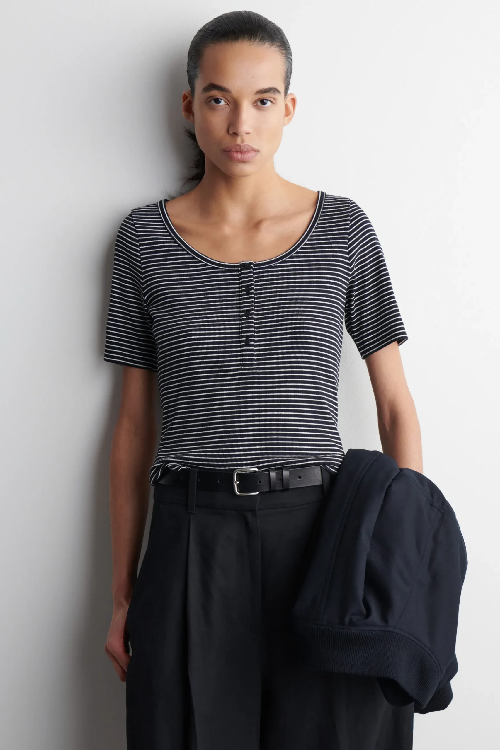 Outlet COS PRĄŻKOWANA KOSZULKA HENLEY