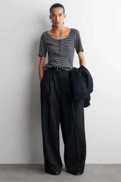 Outlet COS PRĄŻKOWANA KOSZULKA HENLEY