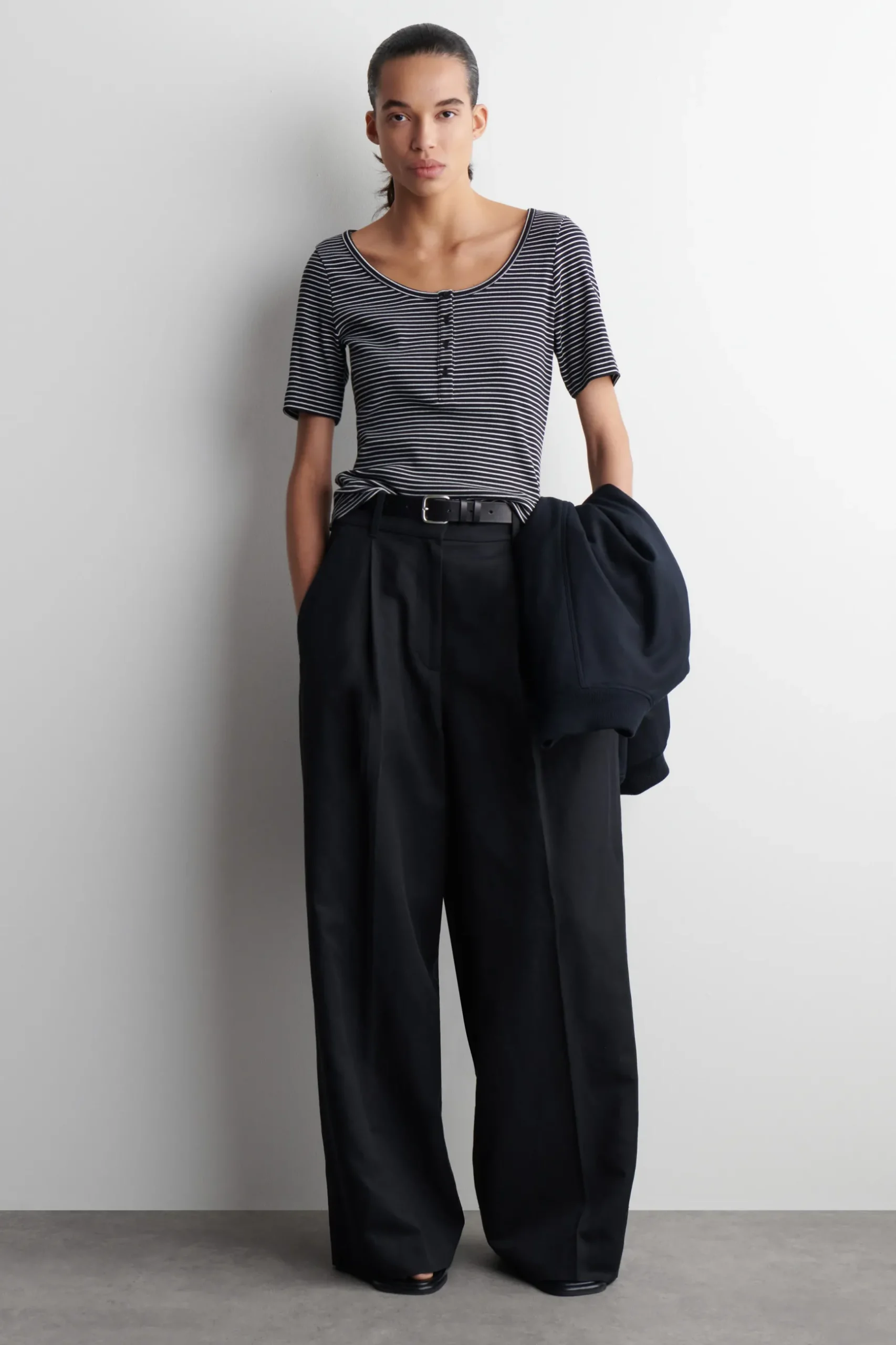 Outlet COS PRĄŻKOWANA KOSZULKA HENLEY