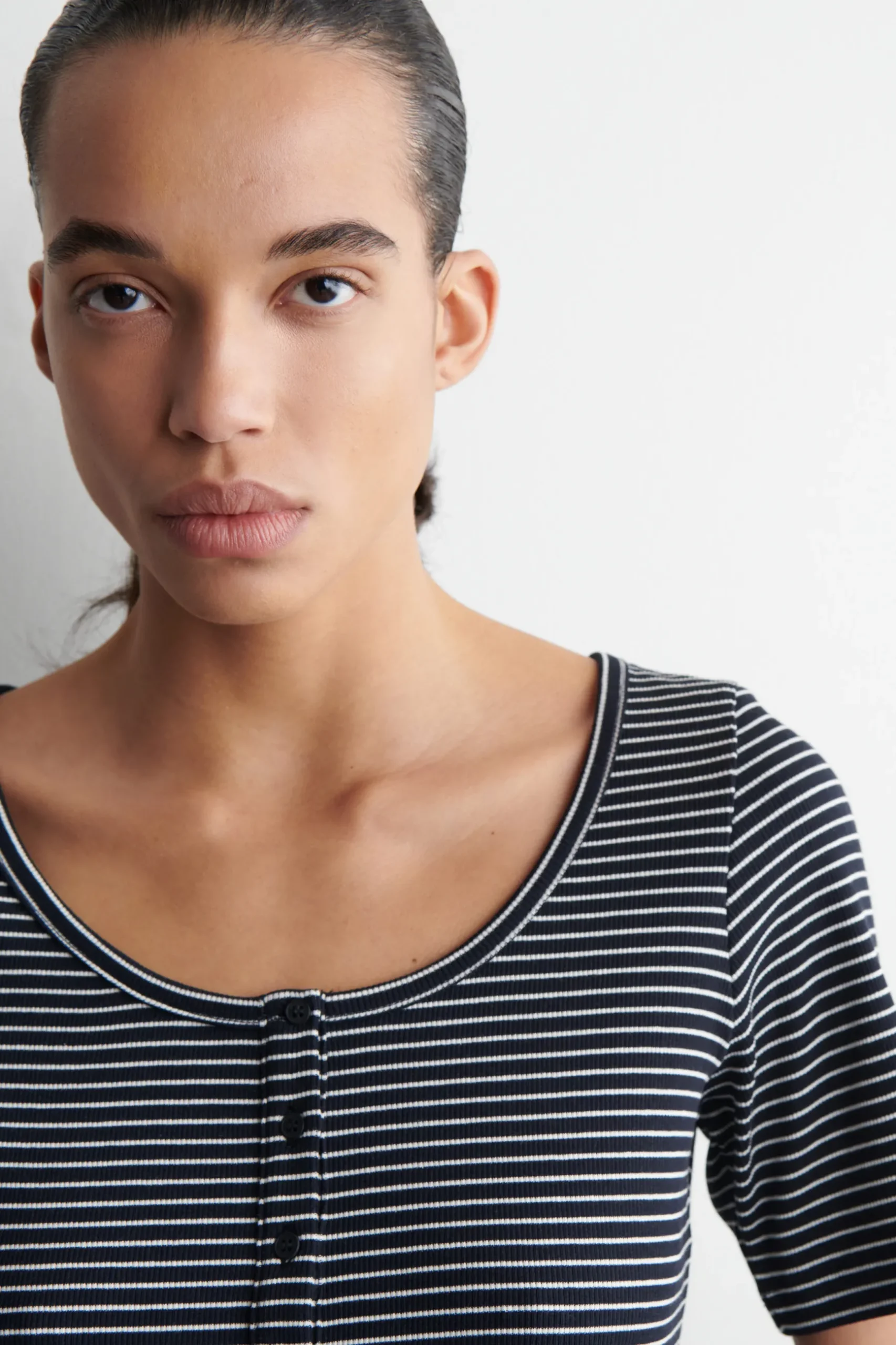 Outlet COS PRĄŻKOWANA KOSZULKA HENLEY