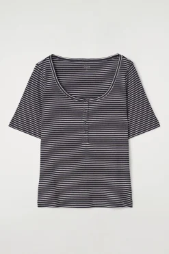 Outlet COS PRĄŻKOWANA KOSZULKA HENLEY
