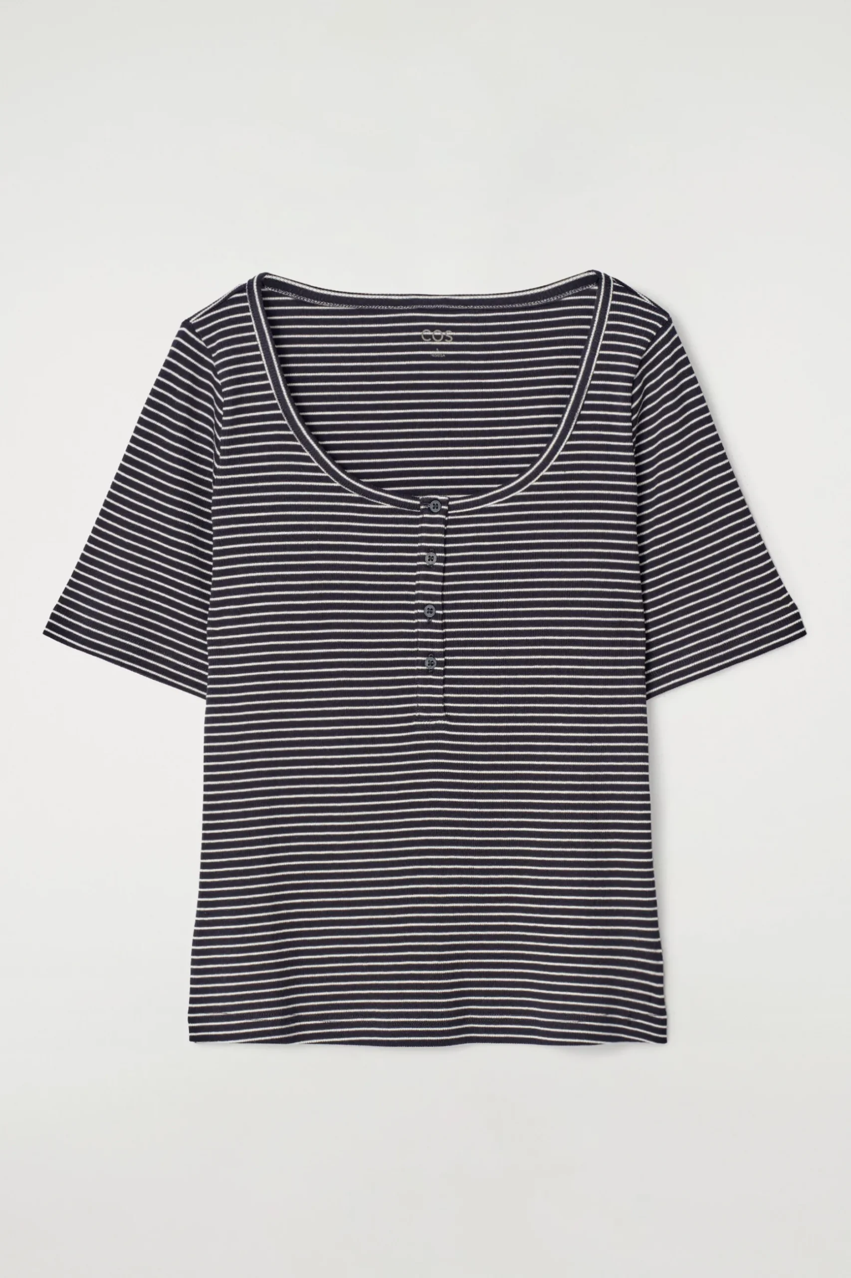 Outlet COS PRĄŻKOWANA KOSZULKA HENLEY
