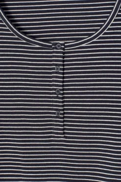 Outlet COS PRĄŻKOWANA KOSZULKA HENLEY