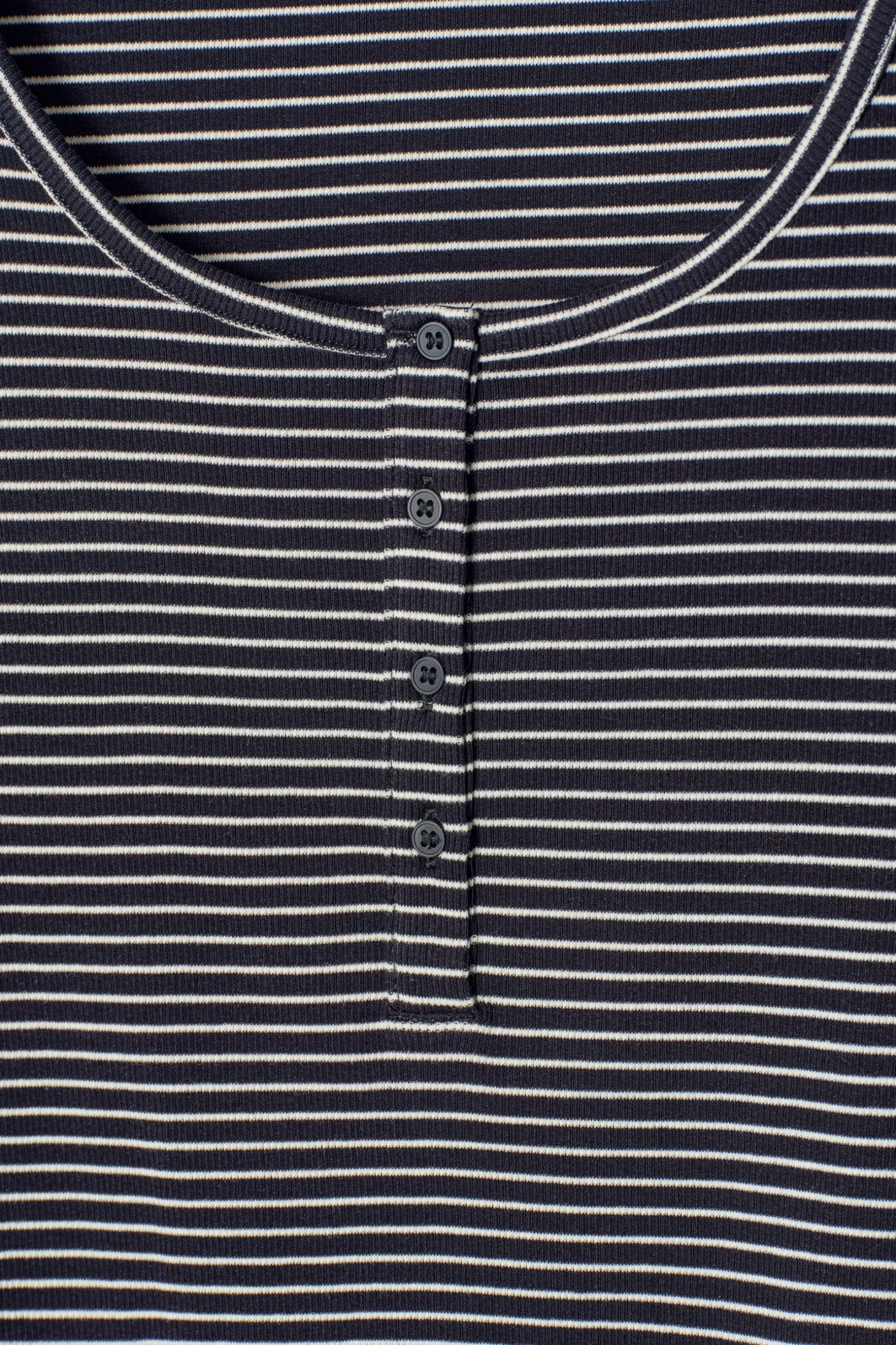 Outlet COS PRĄŻKOWANA KOSZULKA HENLEY