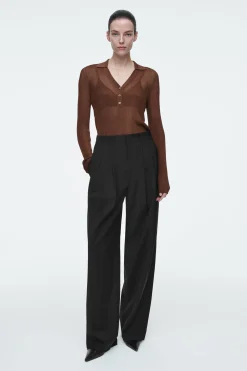 Fashion COS PRĄŻKOWANA KOSZULKA POLO Z POŁYSKUJĄCEJ DZIANINY