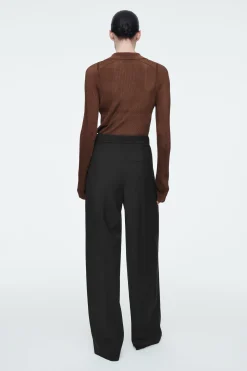 Fashion COS PRĄŻKOWANA KOSZULKA POLO Z POŁYSKUJĄCEJ DZIANINY