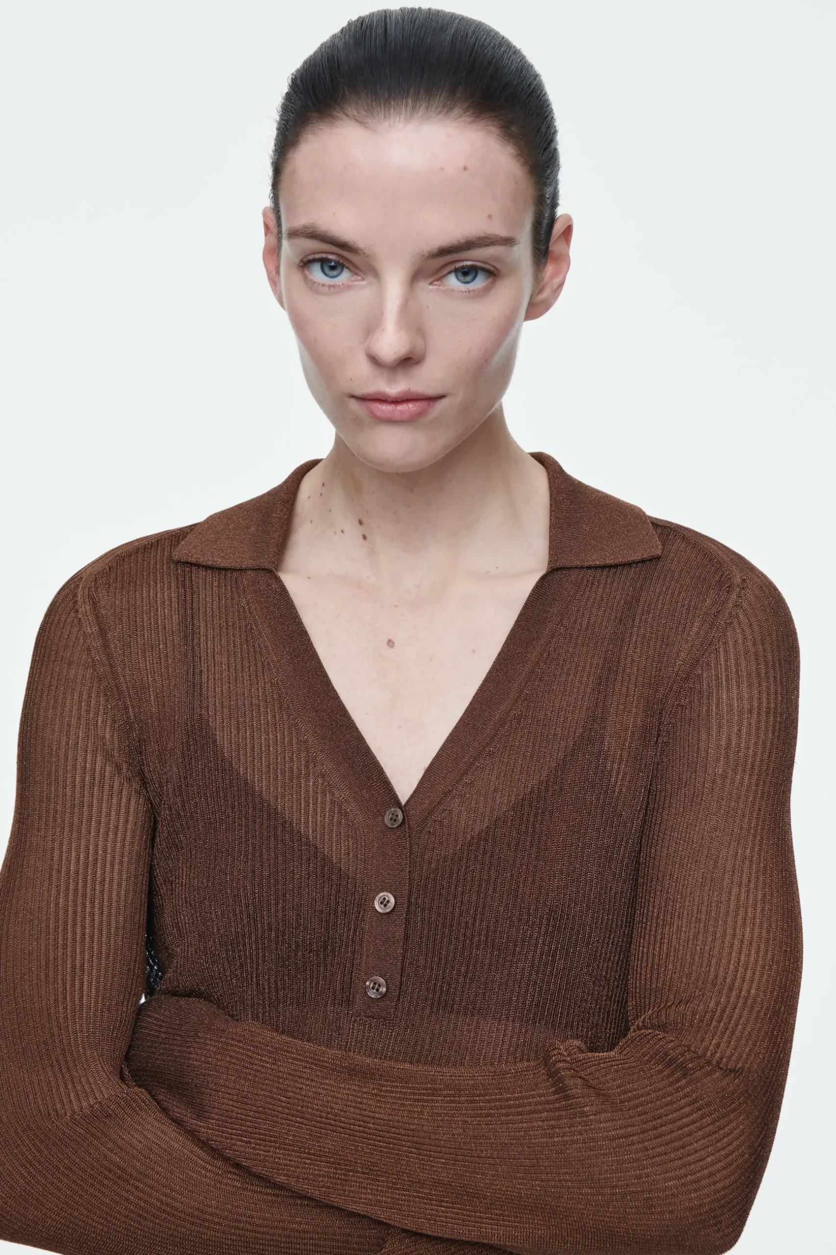 Fashion COS PRĄŻKOWANA KOSZULKA POLO Z POŁYSKUJĄCEJ DZIANINY
