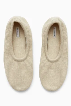 Best COS PRĄŻKOWANE KASZMIROWE KAPCIE Off-white