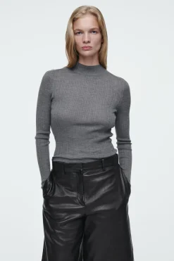 Outlet COS PRĄŻKOWANY TOP Z WEŁNY MERYNOSOWEJ