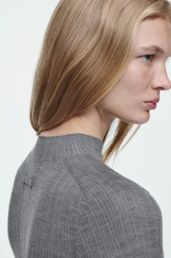 Outlet COS PRĄŻKOWANY TOP Z WEŁNY MERYNOSOWEJ