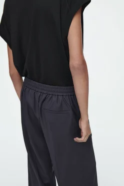 Outlet COS PROSTE SPODNIE Z ELASTYCZNĄ TALIĄ – REGULAR FIT