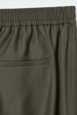 Discount COS PROSTE SPODNIE Z ELASTYCZNĄ TALIĄ – REGULAR FIT