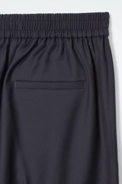 Outlet COS PROSTE SPODNIE Z ELASTYCZNĄ TALIĄ – REGULAR FIT