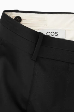 Outlet COS PROSTE SPODNIE Z SATYNOWYMI PANELAMI – REGULAR FIT