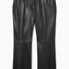 Sale COS ROZSZERZANE SKÓRZANE SPODNIE – SLIM FIT