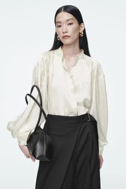Clearance COS SATYNOWA KOSZULA Z PLISOWANIAMI – RELAXED FIT
