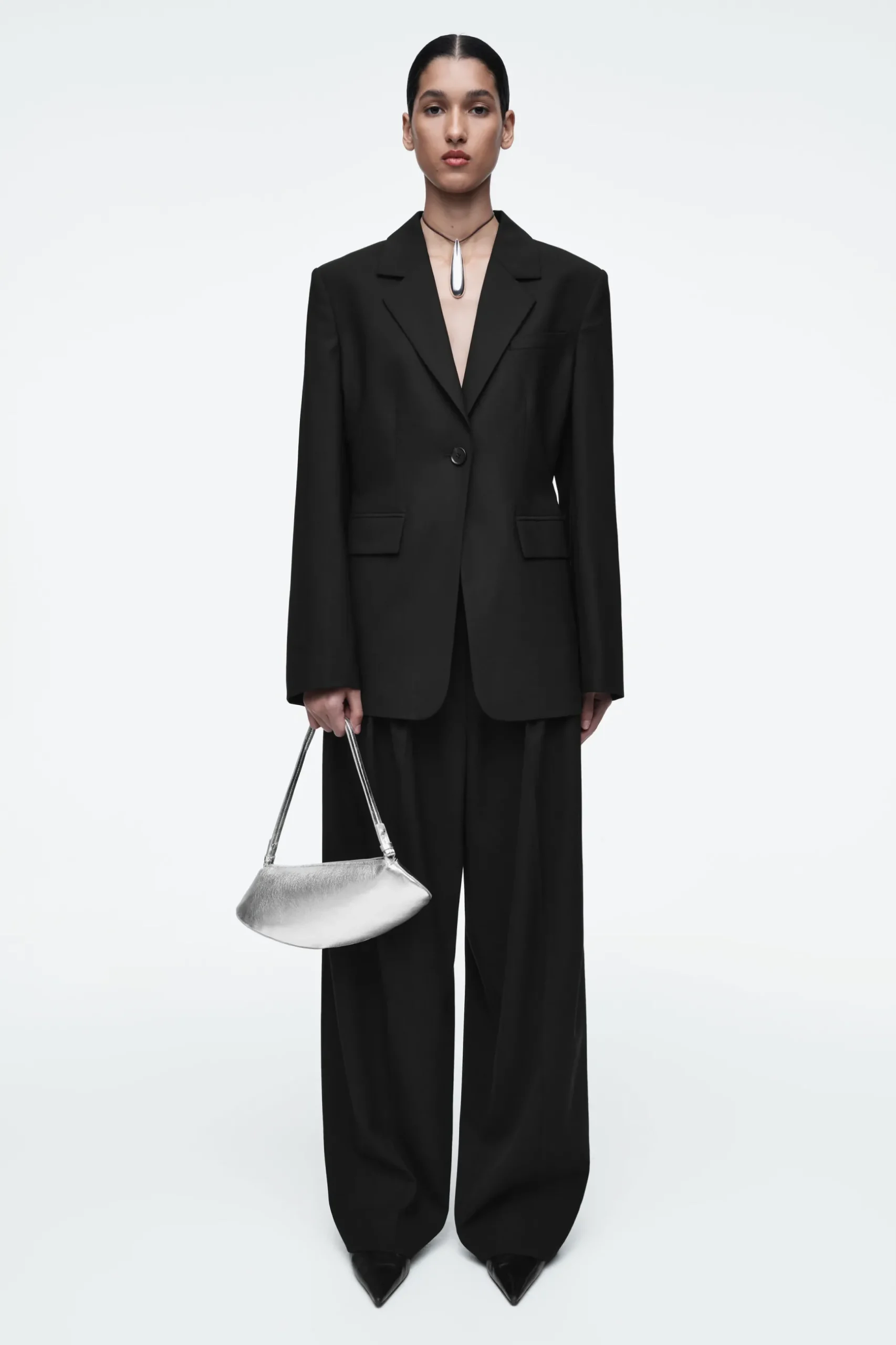 Fashion COS SKÓRZANA KOPERTÓWKA „COVE” Srebrzysty