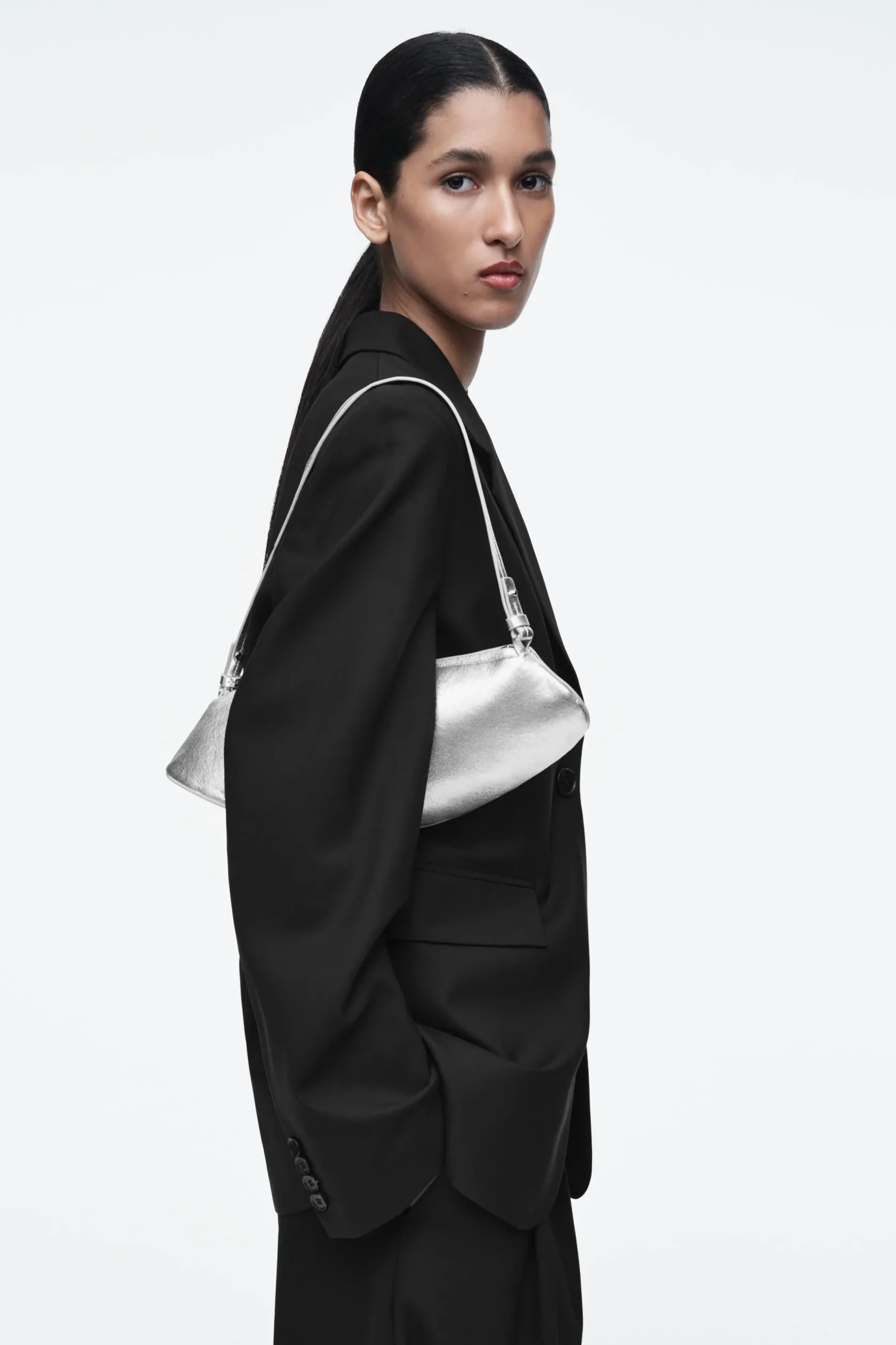 Fashion COS SKÓRZANA KOPERTÓWKA „COVE” Srebrzysty