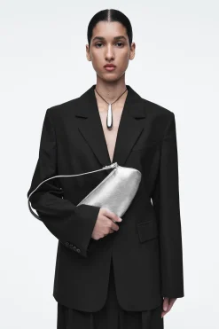 Fashion COS SKÓRZANA KOPERTÓWKA „COVE” Srebrzysty