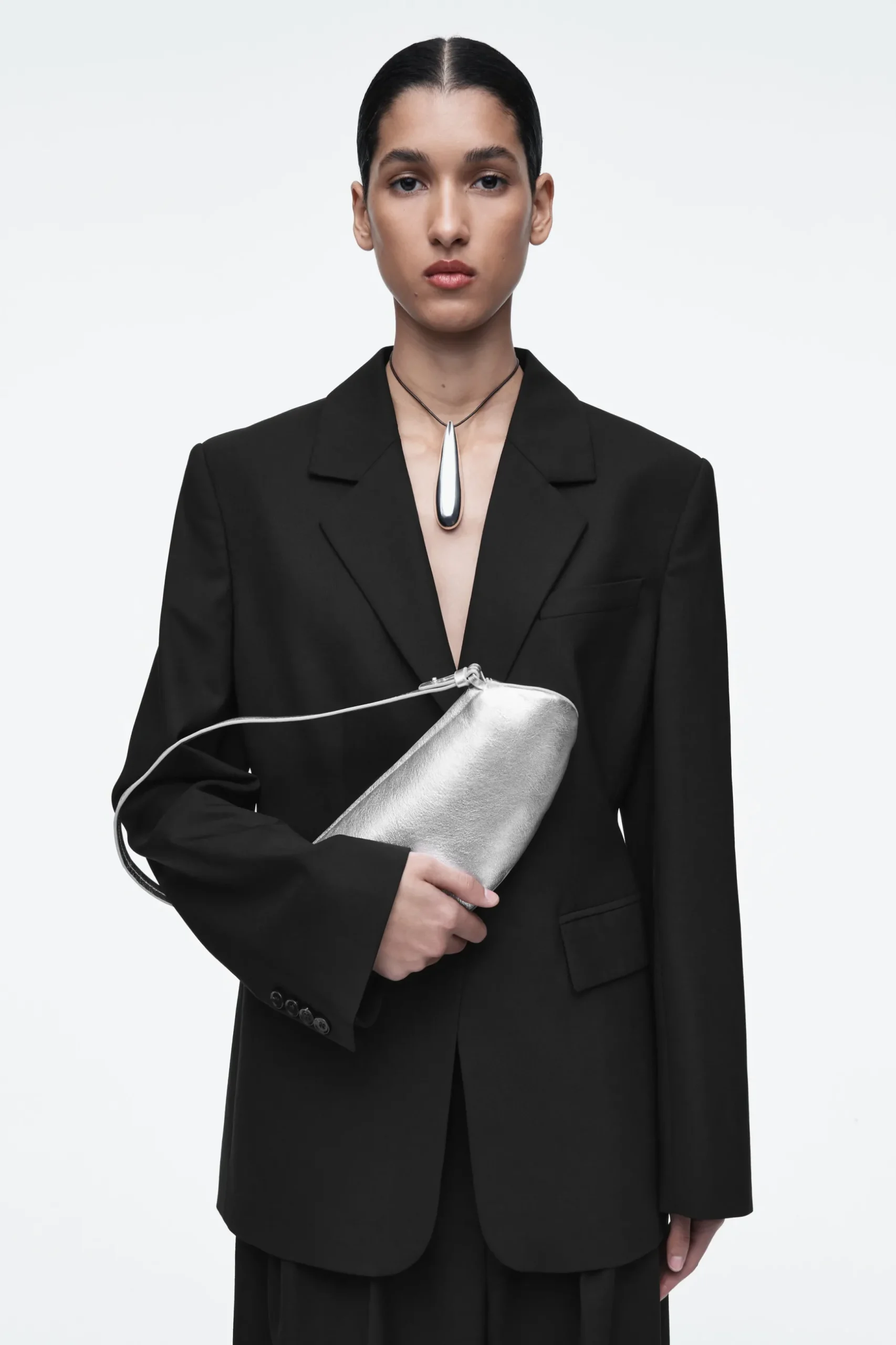 Fashion COS SKÓRZANA KOPERTÓWKA „COVE” Srebrzysty