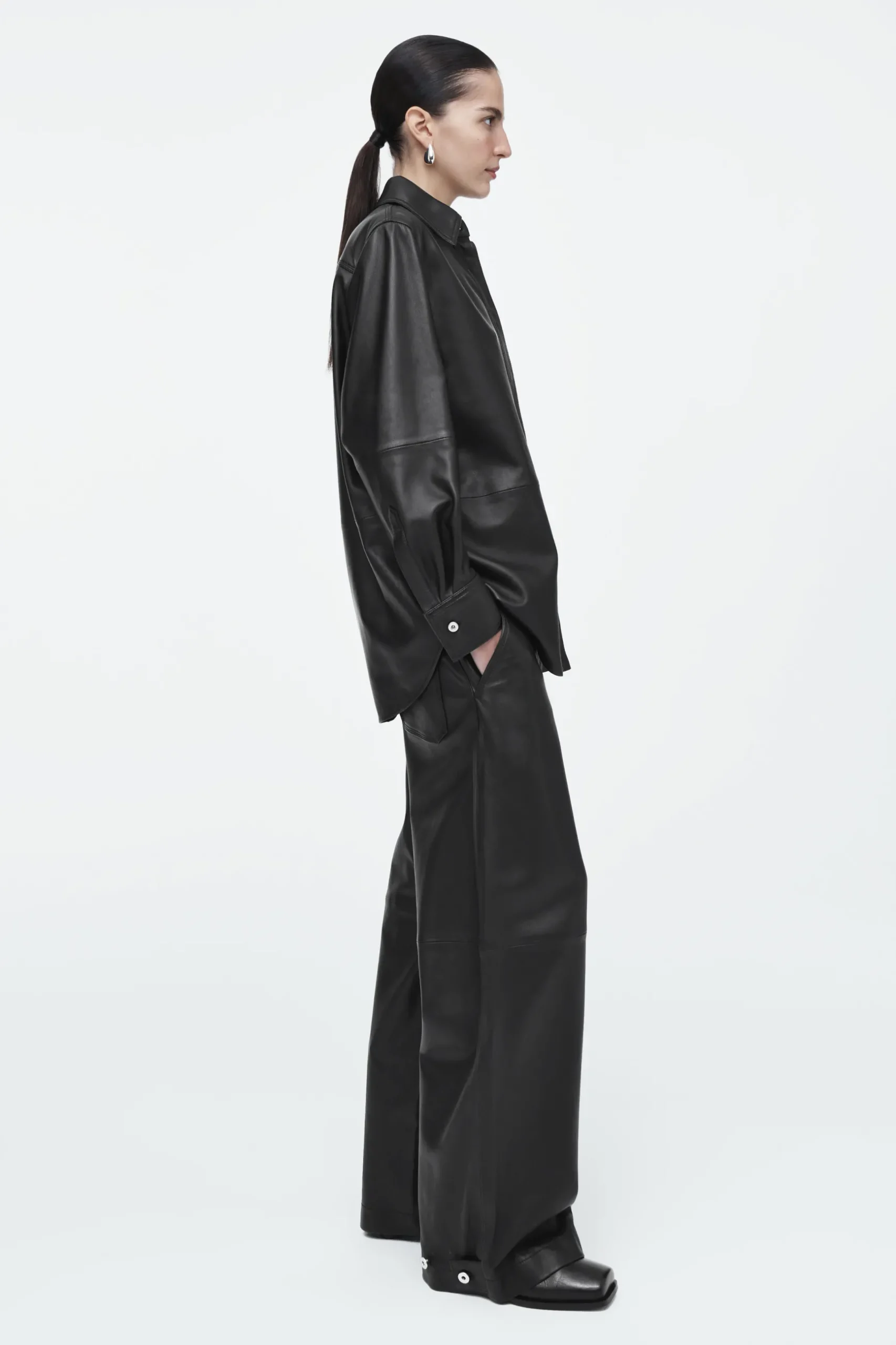 Best COS SKÓRZANA KOSZULA Z PRZESZYCIAMI – RELAXED FIT