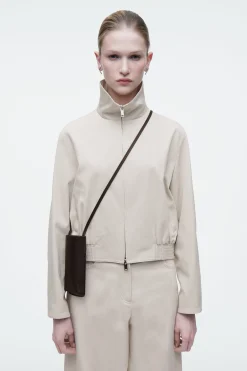 New COS SKÓRZANA SASZETKA NA TELEFON TYPU CROSSBODY Kasztanowy