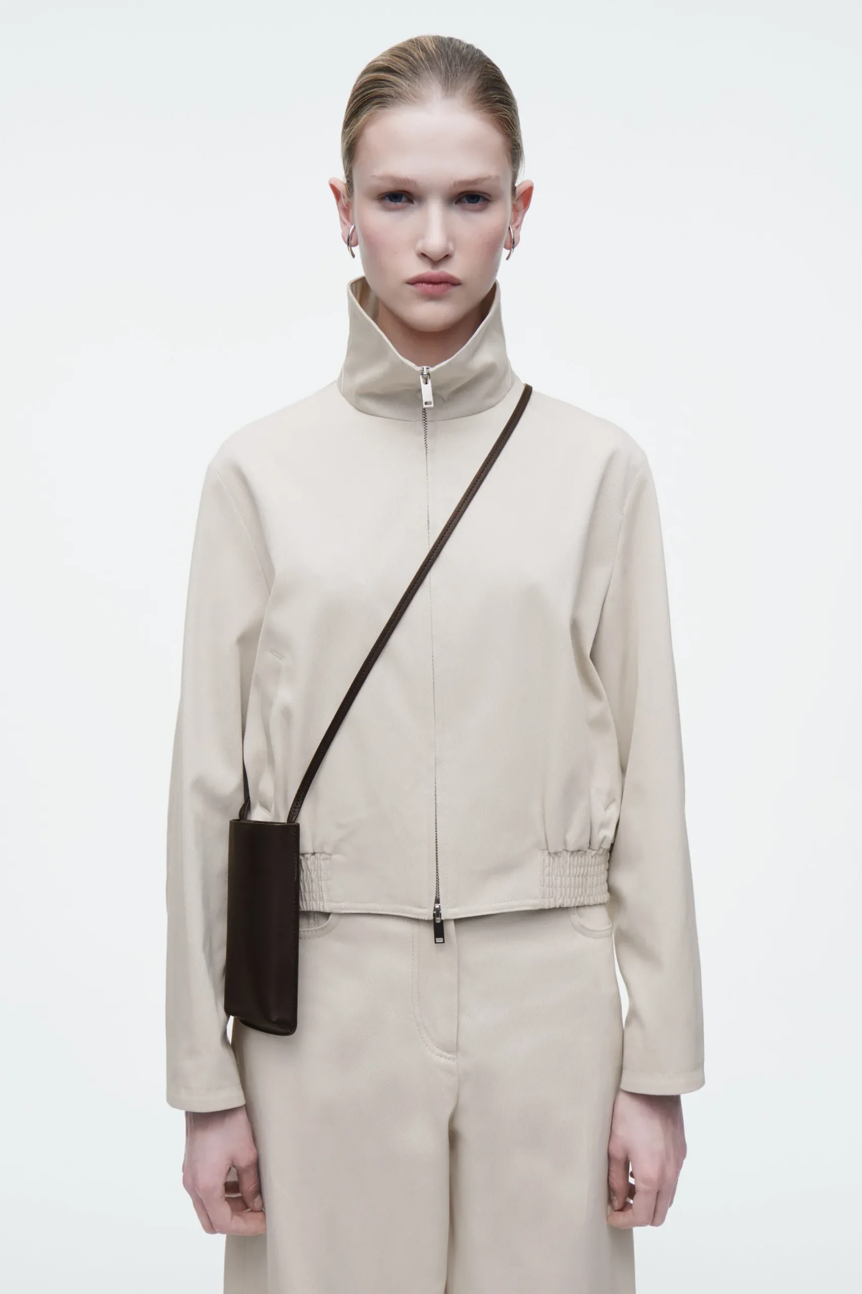 New COS SKÓRZANA SASZETKA NA TELEFON TYPU CROSSBODY Kasztanowy