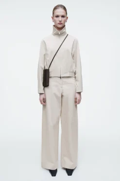 New COS SKÓRZANA SASZETKA NA TELEFON TYPU CROSSBODY Kasztanowy