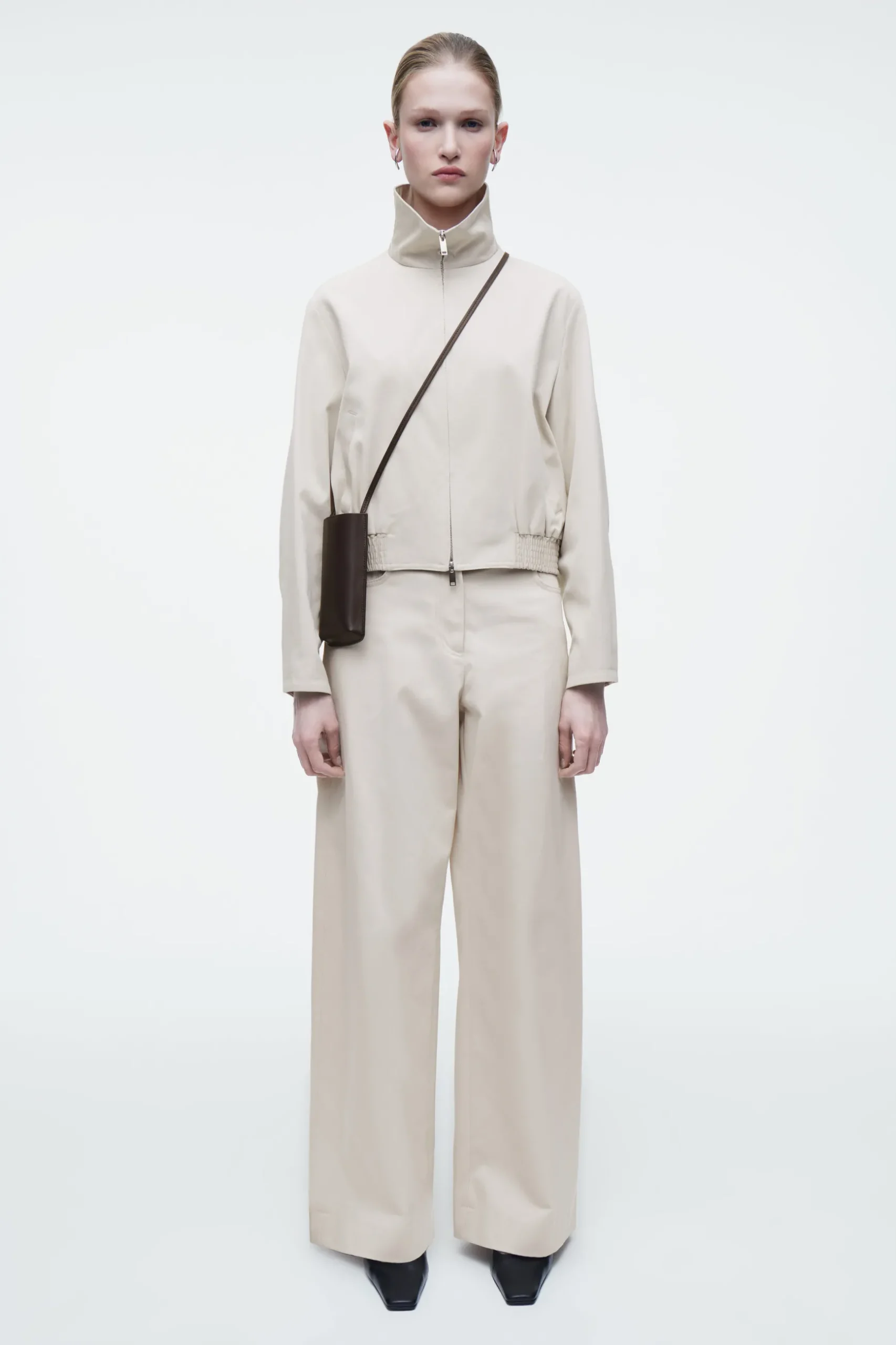 New COS SKÓRZANA SASZETKA NA TELEFON TYPU CROSSBODY Kasztanowy