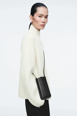 Best COS SKÓRZANA SASZETKA NA TELEFON TYPU CROSSBODY Czarny