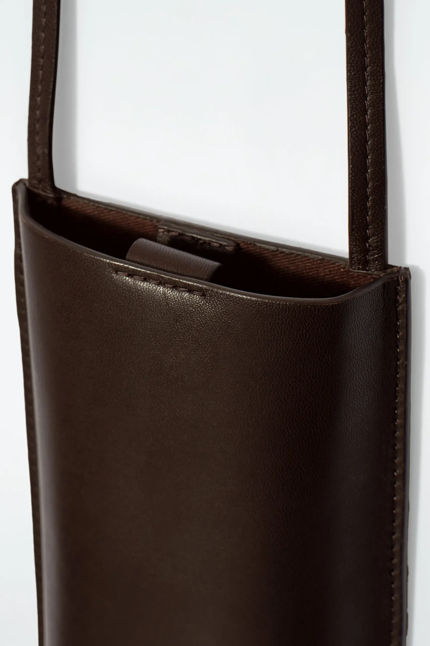 New COS SKÓRZANA SASZETKA NA TELEFON TYPU CROSSBODY Kasztanowy