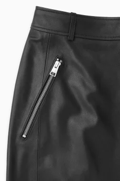 Outlet COS SKÓRZANA SPÓDNICA MIDI Z SUWAKIEM