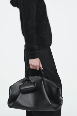 Online COS SKÓRZANA TORBA CROSSBODY FOLD W WERSJI NANO Czarny