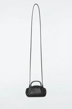 Online COS SKÓRZANA TORBA CROSSBODY FOLD W WERSJI NANO Czarny