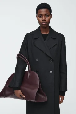 New COS SKÓRZANA TORBA STUDIO TYPU BOWLING BAG Burgundowy