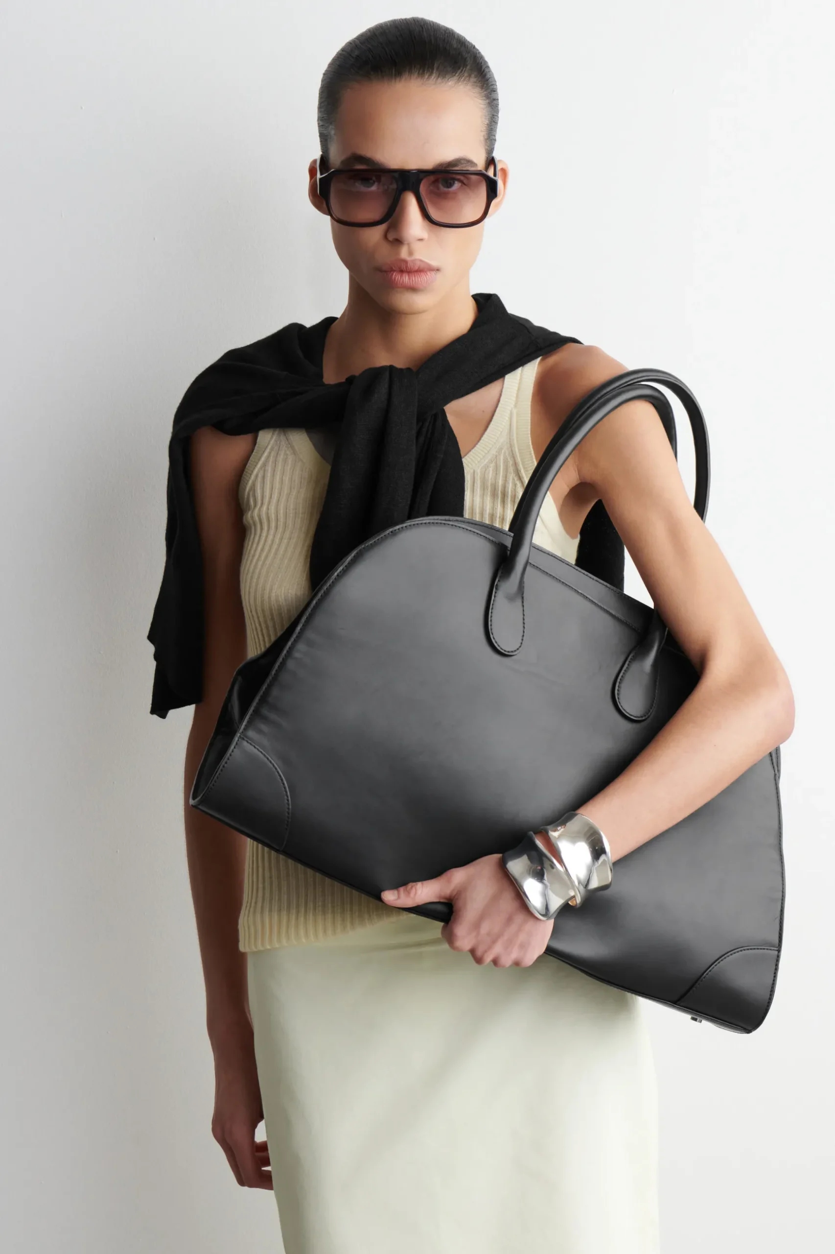 Hot COS SKÓRZANA TORBA STUDIO TYPU BOWLING BAG Czarnaskóra