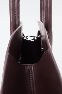 New COS SKÓRZANA TORBA STUDIO TYPU BOWLING BAG Burgundowy