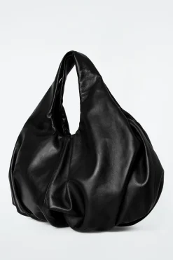 Hot COS SKÓRZANA TOREBKA „CLOUD” TYPU TOTE Czarny