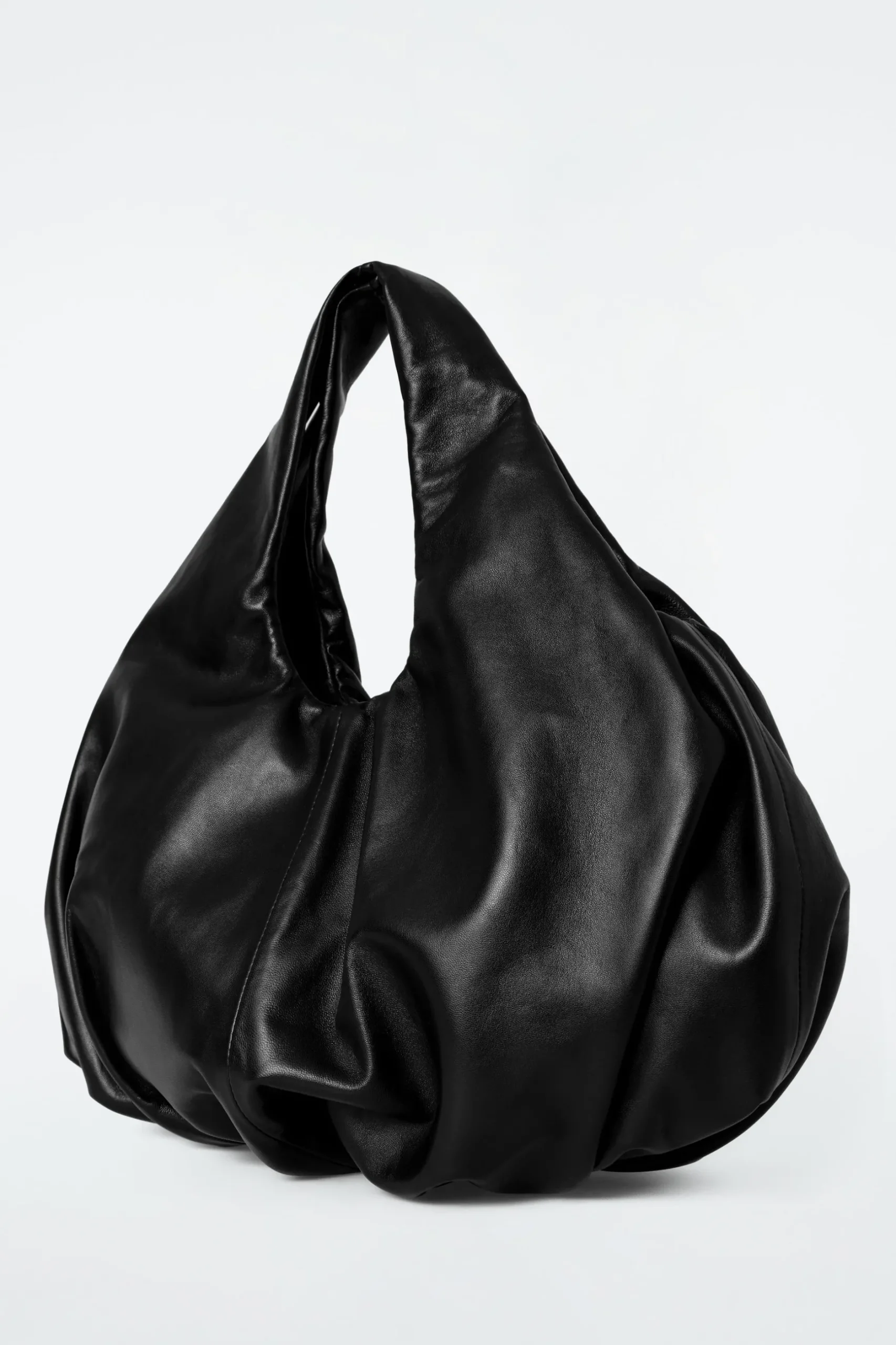 Hot COS SKÓRZANA TOREBKA „CLOUD” TYPU TOTE Czarny