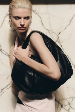 Hot COS SKÓRZANA TOREBKA „CLOUD” TYPU TOTE Czarny